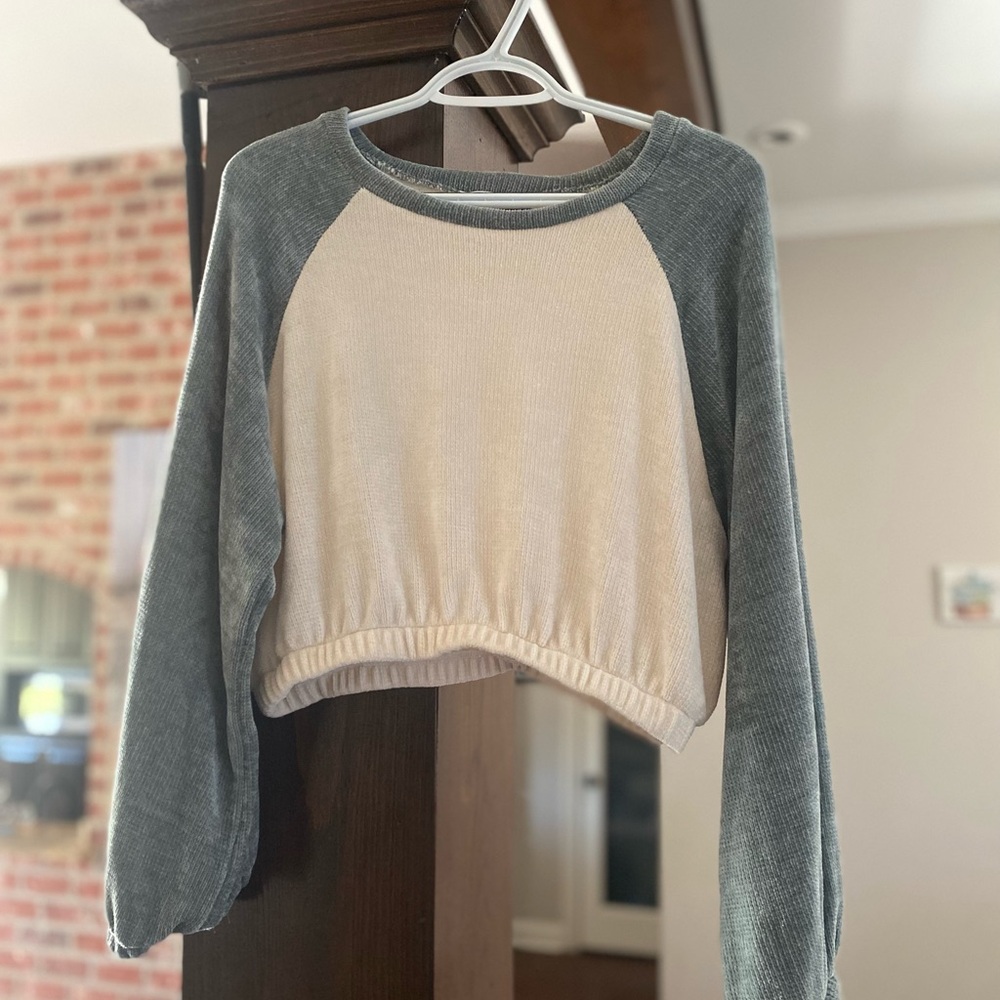 Two-Tone Raglan Long Sleeve Top